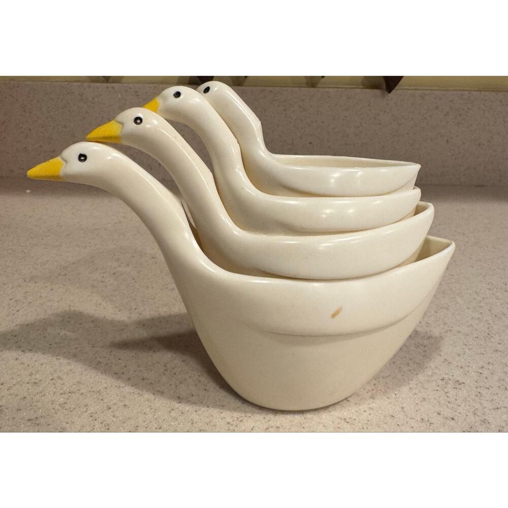 Vtg Goose Duck Shaped Hard Plastic Measuring Cup Nesting Set White Geese Ducks